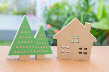 Ağaç bahçesi geçmişi olan model aile evi.