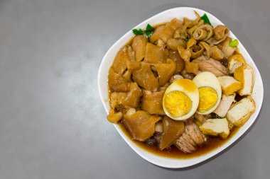 Tatlı tadı olan Tayland domuz budu pilavı