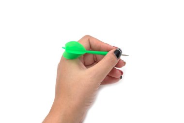 Hedef merkezdeki beyaz arka planda dartlı eller