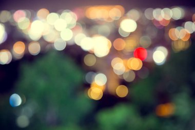 Şehirde koyu arkaplanı olan bulanık ışık deodorantı