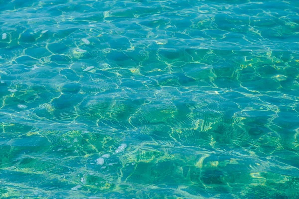 太陽の反射を持つ青いプールの水背景 — ストック写真