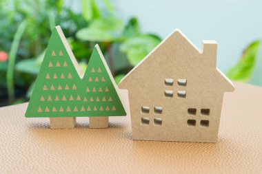 Ağaç bahçesi geçmişi olan model aile evi.