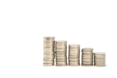 Bozuk paralar beyaz zemin üzerine düşük ve yüksek finansal büyüme kavramları olarak yerleştirilir