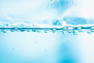 Temiz mavi suda kabarcıklar doğal arkaplan