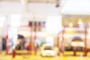 Bokeh arka planlı servis merkezindeki mesafeyi onarmak ve kontrol etmek için Görüntü Arabaları