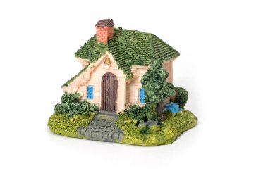 Beyaz arka planda mini ev modeli