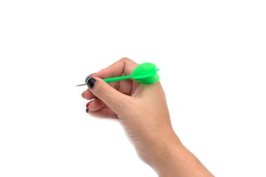 Hedef merkezdeki beyaz arka planda dartlı eller