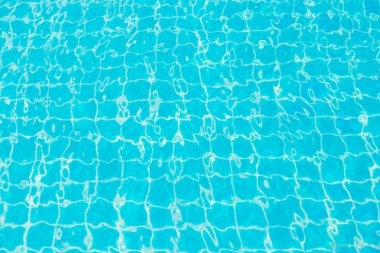 Mavi yüzme havuzunun arka planındaki sudan yansımalar.