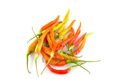 Kırmızı kırmızı kırmızı biber beyaz arkaplanda izole edilmiş.