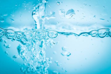 Mavi suyun altında temiz kabarcıklar var.