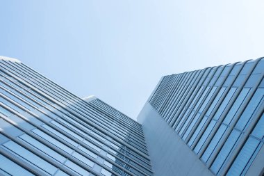 Cam, gökyüzü arka planına sahip modern iş merkezi.