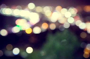 Şehirde koyu arkaplanı olan bulanık ışık deodorantı