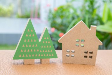 Ağaç bahçesi geçmişi olan model aile evi.