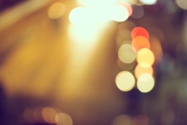 Şehir arka planındaki Bokeh hafif trafiğinin odak noktasını kapat