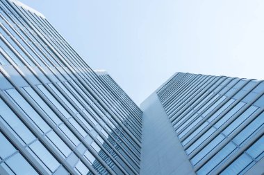 Cam, gökyüzü arka planına sahip modern iş merkezi.