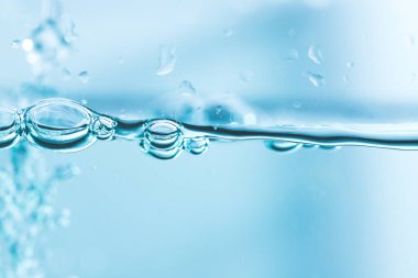 Temiz mavi suda kabarcıklar doğal arkaplan