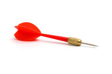 Beyaz arka plan üzerinde izole kırmızı Dart