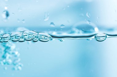 Temiz mavi suda kabarcıklar doğal arkaplan