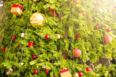 Tatil geçmişi için güzel dekore edilmiş Noel ağacı