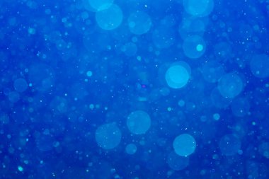 Neon ışıkları tarafından soyut Mavi Bokeh yansıması bulanık arkaplan.