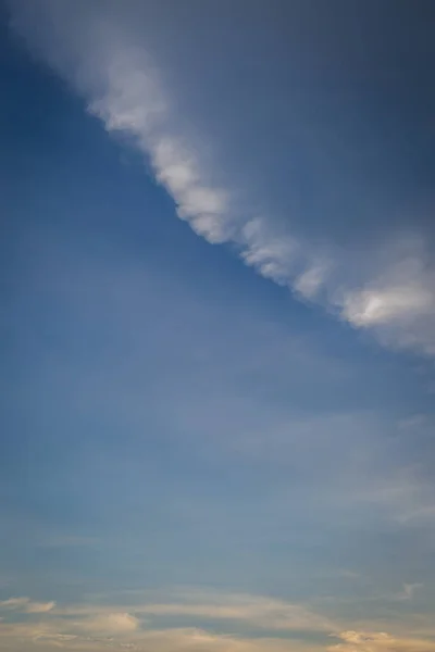 Blauer Himmel Und Sturm Regen Dunkle Wolken Sonnigem Tag Natur — Stockfoto