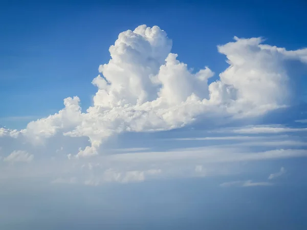 Uçak Manzarası Gökyüzündeki Bulutlara Bakın — Stok fotoğraf