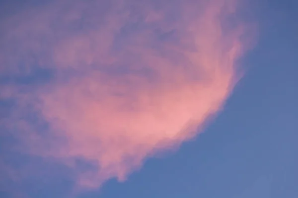 夕日を背景に明るい虹の空と雲 — ストック写真