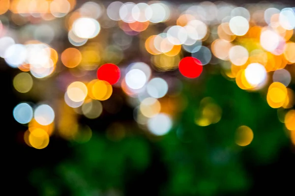 Şehirde Koyu Arkaplanı Olan Bulanık Işık Deodorantı — Stok fotoğraf