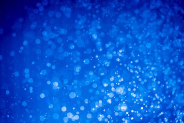 Soyut koyu mavi noel sim ışıkları bokeh arkaplanının odak noktasını kaldırdı