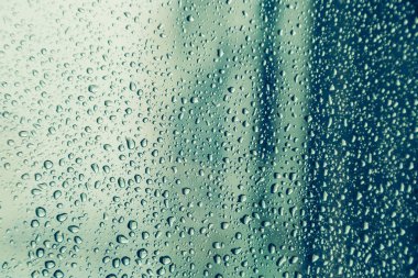 Pencere camındaki su damlası, siyah zemin.