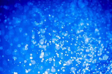 Soyut koyu mavi noel sim ışıkları bokeh arkaplanının odak noktasını kaldırdı