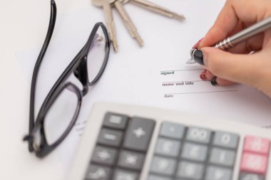 Anahtar geçmişi olan bir iş sözleşmesi imzala