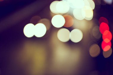 Şehir arka planındaki Bokeh hafif trafiğinin odak noktasını kapat