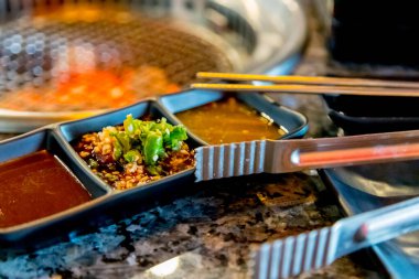 Japon usulü Wagyu eti ve sos.