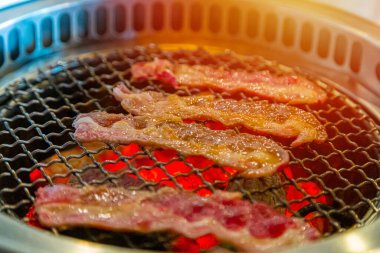 Japon usulü ızgara Wagyu bifteği kömürde.