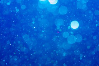 Neon ışıkları tarafından soyut Mavi Bokeh yansıması bulanık arkaplan.