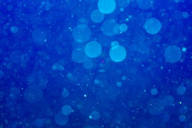 Neon ışıkları tarafından soyut Mavi Bokeh yansıması bulanık arkaplan.