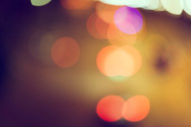 Şehir arka planındaki Bokeh hafif trafiğinin odak noktasını kapat