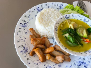 Kızarmış domuz pirinci ve lezzetli Tayland yemeği ile yeşil köri.