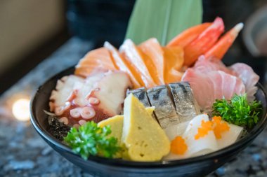 Japon usulü somon balığı.