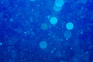 Neon ışıkları tarafından soyut Mavi Bokeh yansıması bulanık arkaplan.