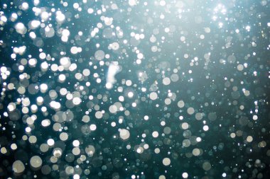 Siyah arkaplanı olan soyut beyaz bokeh