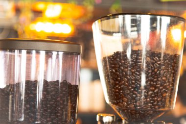 Kavrulmuş kahve kavanozu. Arka planda güneş ışığı var.