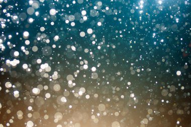 Siyah arkaplanı olan soyut beyaz bokeh