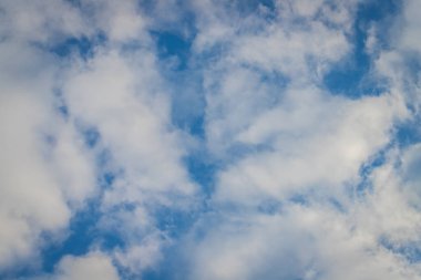 Yumuşak beyaz bulutlar Mavi arkaplan