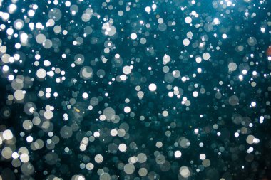 Siyah arkaplanı olan soyut beyaz bokeh