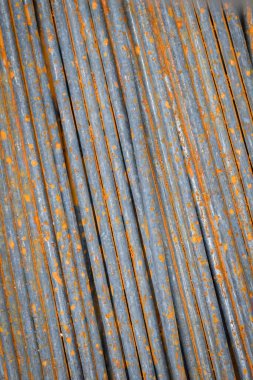 Eski paslı çelik parmaklıklar yere serilmiş. Arka plan için kullanılıyor.