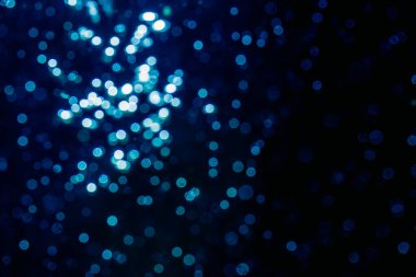 Siyah arkaplan ile mavi ışık bokeh