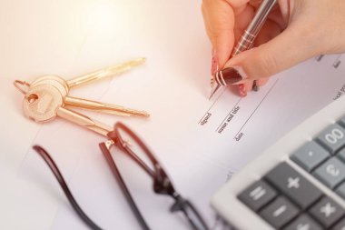 Anahtar geçmişi olan bir iş sözleşmesi imzala