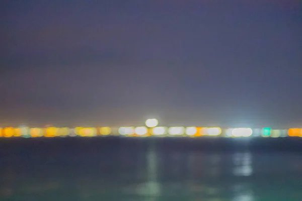 晚上在海滩的背景上打滚 — 图库照片